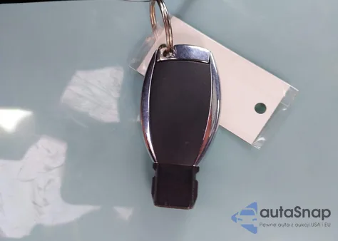 2013 Mercedes-Benz C 250 z USA, uszkodzony, nr VIN WDDGJ4HB7DG060773